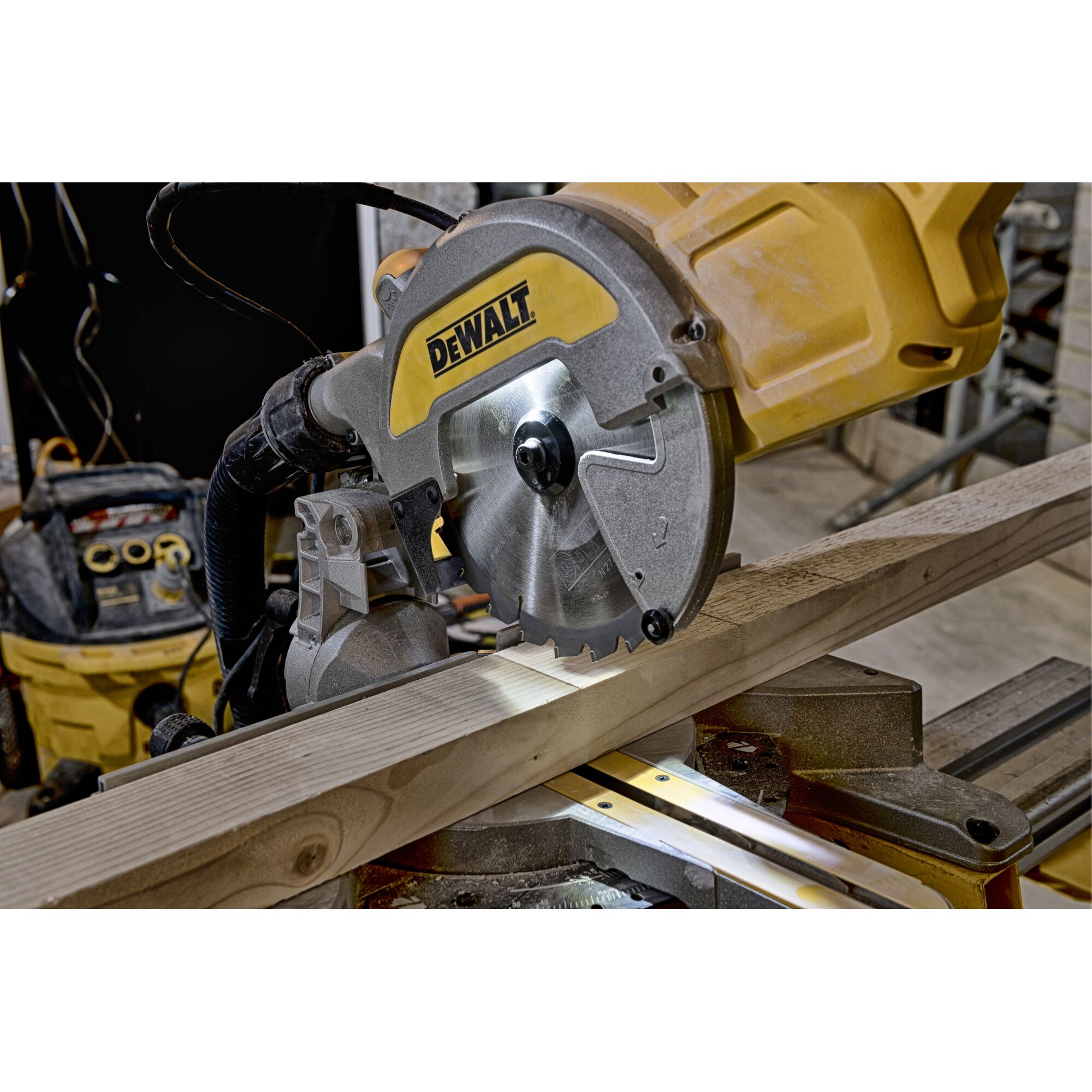 Afkort-/verstekzaag 1800W 216mm met XPS-indicator | DEWALT